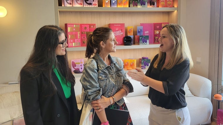 La sexóloga Ana Lombardía conversa con Lorena Berdún y la ginecóloga Miriam Al-Adib durante la presentación del estudio de Womanizer.