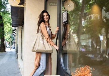 Kathi Rüd, entrando en Casa Kavi, en el madrileño barrio de Chamberí.