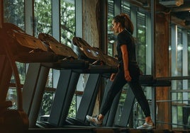 Trabajo cardiovascular en una cinta de gimnasio