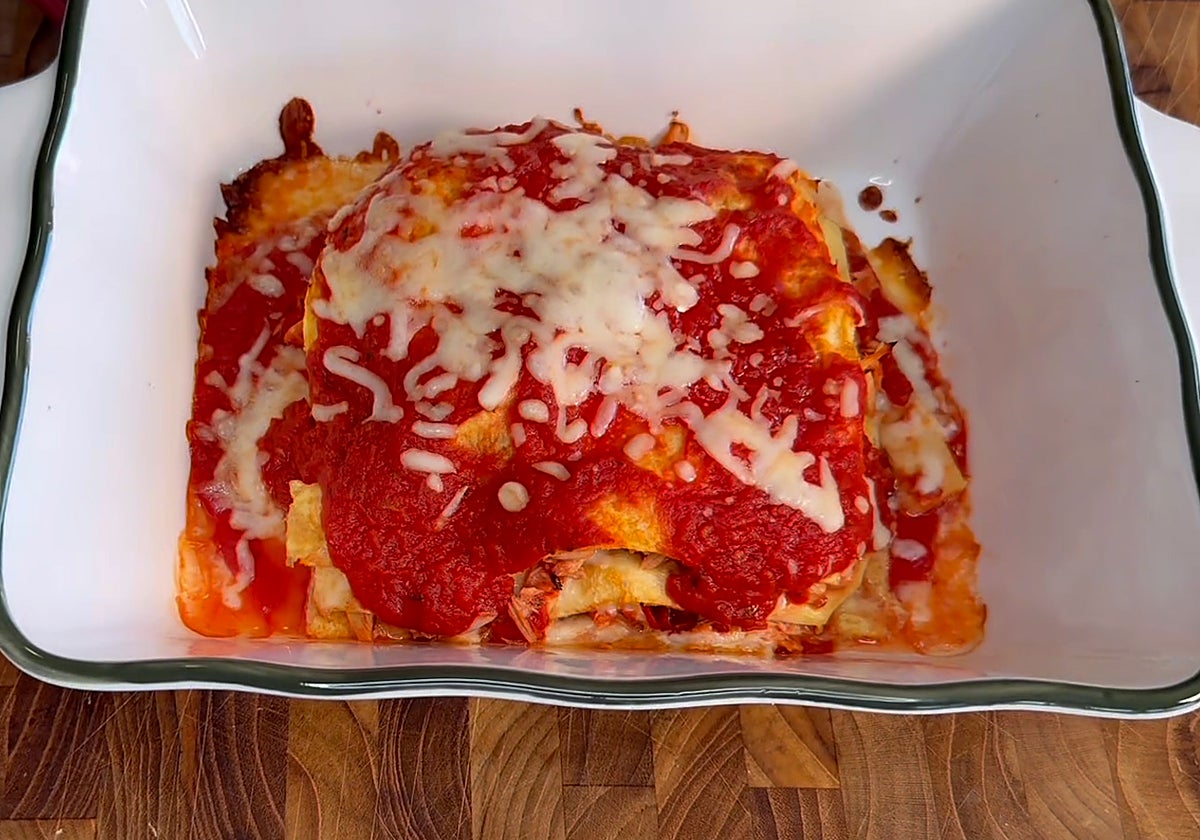 Lasaña de tortillas, atún y tomate.