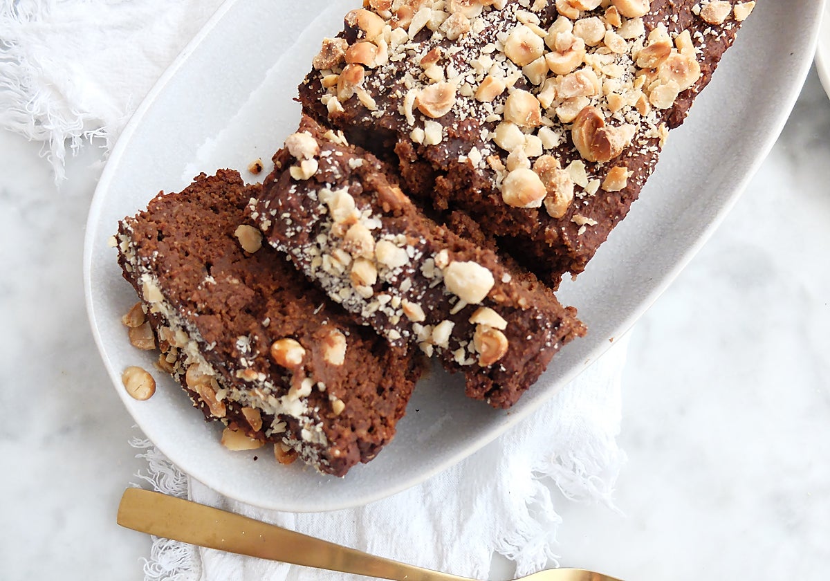 Así se hace este bizcocho de cacao y almendras.