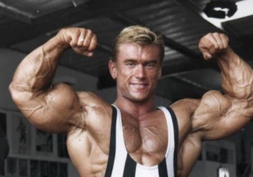 Un joven Lee Priest mostrando sus míticos bíceps