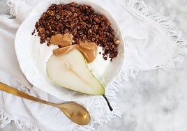 Bol de yogur y granola de chocolate con pera: el desayuno perfecto para tener energía