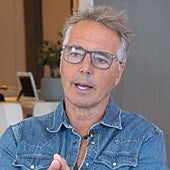 Dan Buettner, experto en longevidad: «La gente que vive más de 100 años solo consume carne cinco veces al mes»