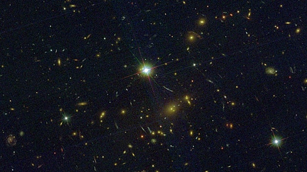 Imagen antes - SMACS 0723. Este campo profundo utiliza un cúmulo de galaxias lente para encontrar algunas de las galaxias más lejanas jamás detectadas. En la izquierda, la imagen del Hubble. Al la derecha, la del James Webb