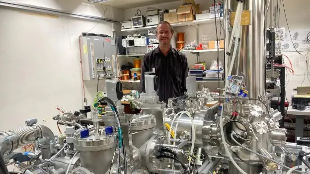 El científico Leo Gross, junto a un microscopio de efecto túnel en el laboratorio de IBM Research en Zúrich