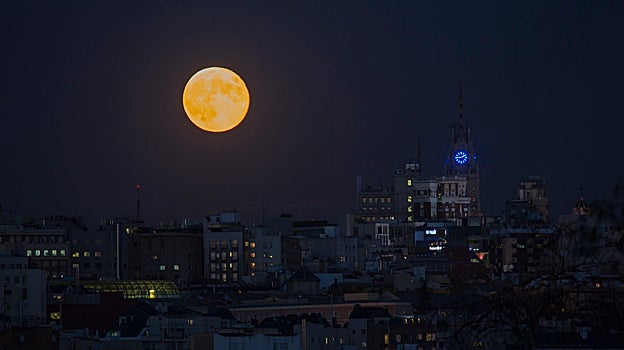 Imagen de una superluna sobre el cielo de Madrid