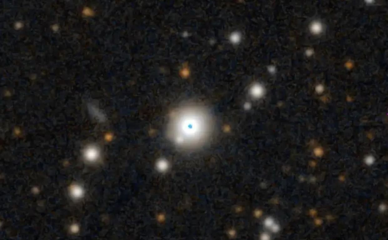 El nuevo agujero negro, el más cercano a la Tierra hasta ahora, aparece marcado con un punto azul en el centro de la imagen
