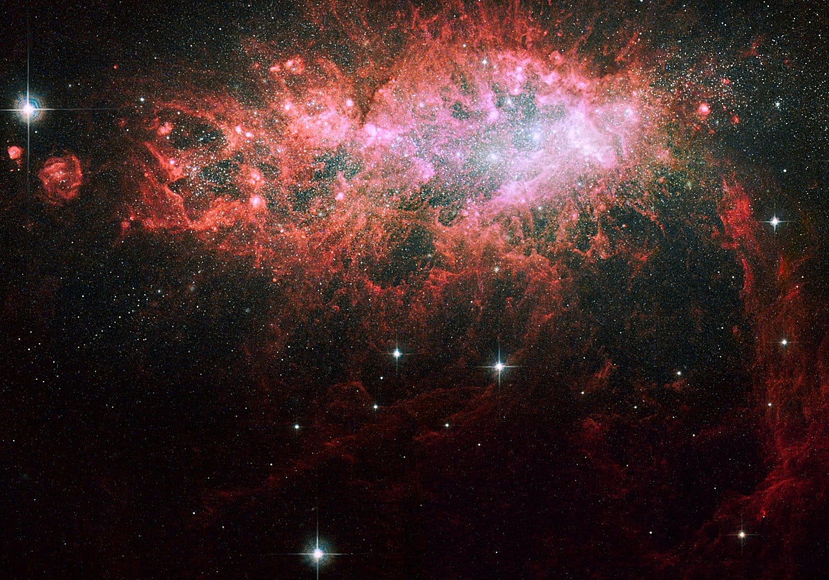 La galaxia «solitaria», llamada NGC 1569, que produce brotes de estrellas