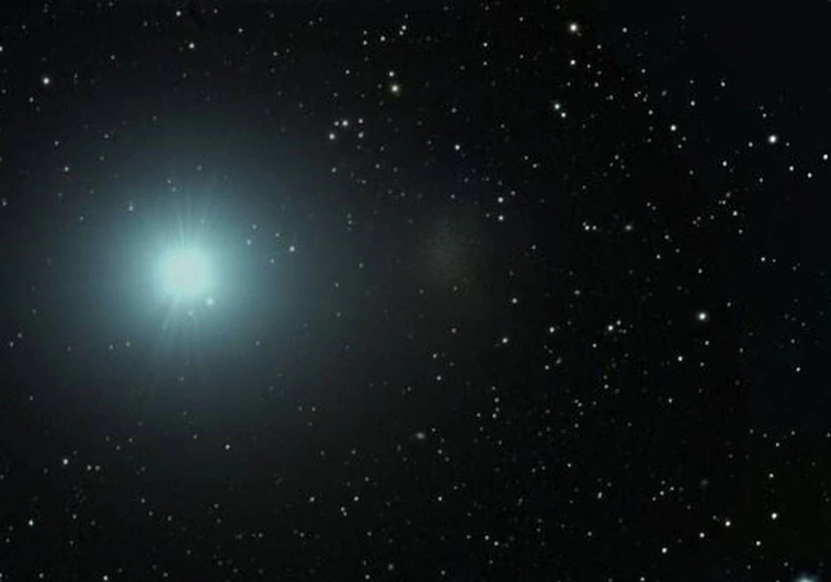 En la imagen, a la derecha de la brillante estrella Regulus, en primer plano, aparece la galaxia enana Leo I, como una difusa mancha blanquecina apenas visible. En su centro, sin embargo, hay un enorme agujero negro supermasivo