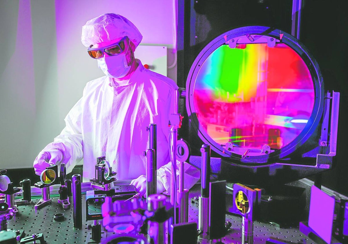 El científico Brian Spears en el laboratorio