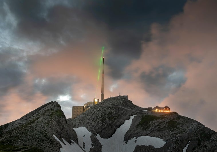 Logran desviar rayos con un láser dirigido al cielo