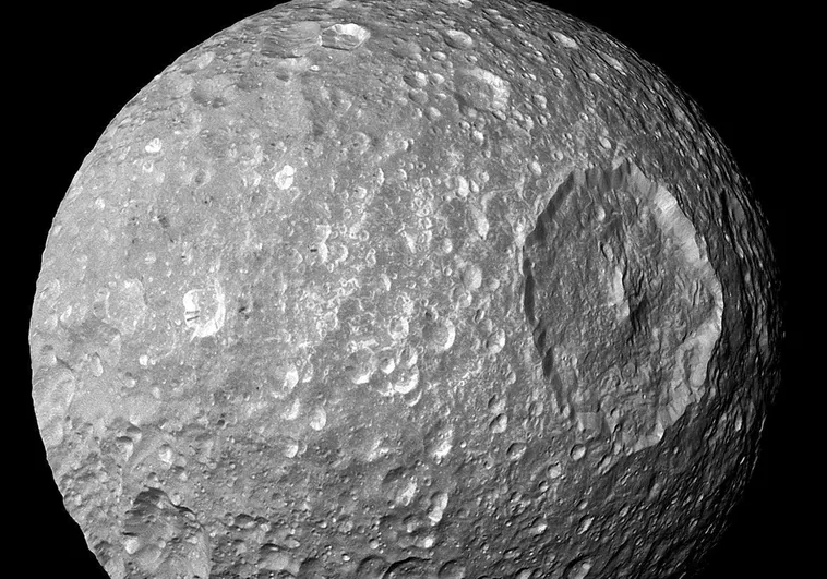 Mimas, la 'estrella de la muerte' de Saturno, podría tener un océano subterráneo oculto