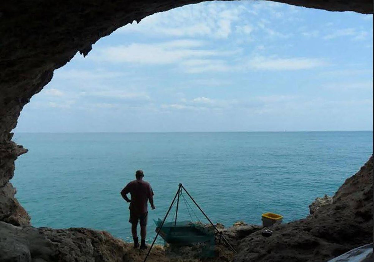 Una vista tomada desde el interior de la Gruta da Figueira Brava