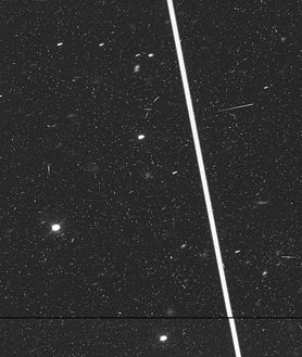 Imagen secundaria 2 - Imágene del Hubble en la que aparecen rayas o brillos causados por el paso de satélites