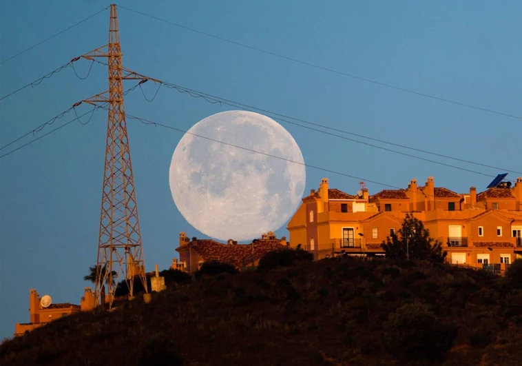 Luna llena de marzo 2023: a qué hora se puede ver en España, desde dónde y por qué se llama Luna del Gusano
