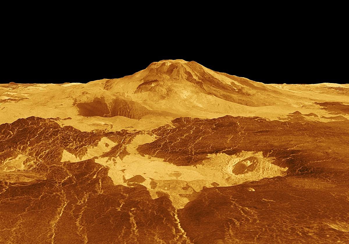 En la imagen, elaborada por ordenador con los datos del radar de apertura sintética de la sonda Magallanes, de la NASA, aparece el Monte Maat, en Venus. Los flujos de lava se extienden cientos de kilómetros a través de las llanuras fracturadas que se muestran en primer plano, hasta la base misma de la montaña