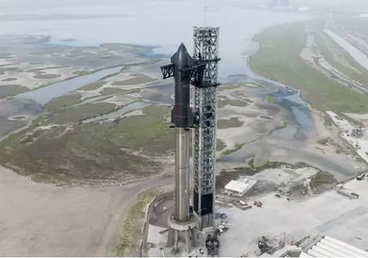 La primera y la segunda etapa del Starship montada sobre la rampa de lanzamiento de las instalaciones de SpaceX