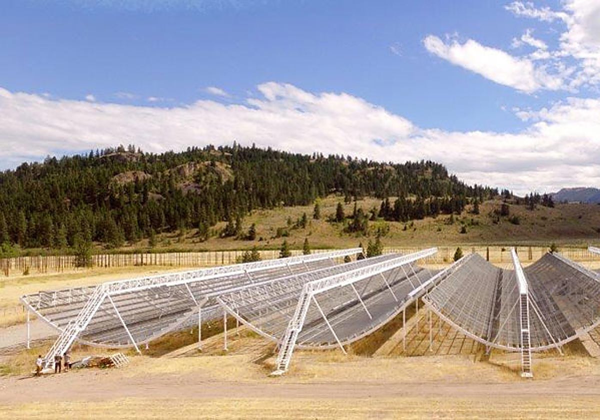 Los FRB aparecen en cualquier parte y duran solo un instante. Instalaciones del telescopio CHIME en Canadá