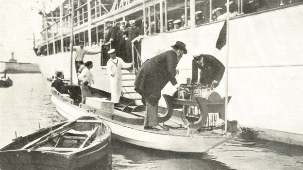 Torres Quevedo explicando al rey Alfonso XIII el funcionamiento del telekino en Bilbao en 1906