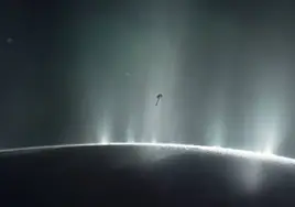 James Webb detecta, en menos de cinco minutos, una inmensa columna de vapor de agua surgiendo de Encélado