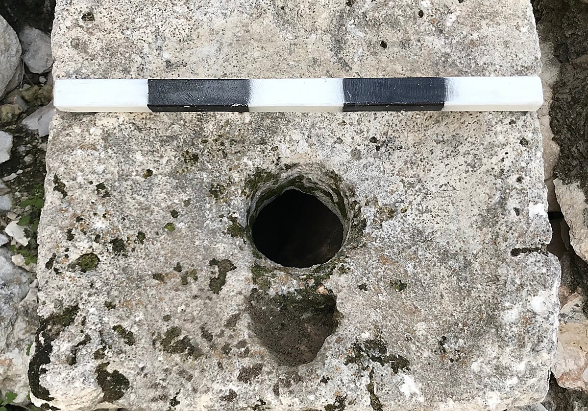 El asiento del inodoro tomado de la Casa de Ahiel, excavado en la Ciudad Vieja de Jerusalén