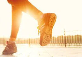 Los humanos desarrollamos un 'resorte' en los pies para caminar mejor