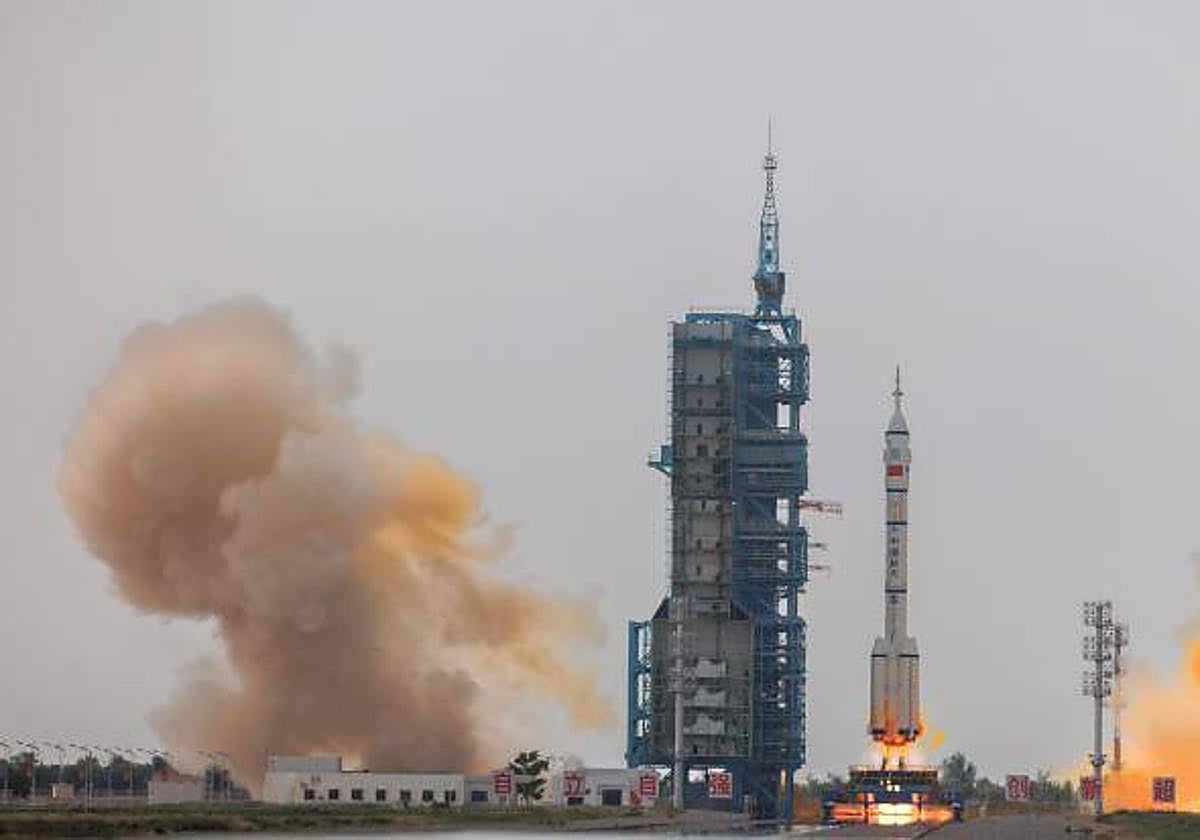 La nave espacial Shenzhou-16 en el momento del despegue