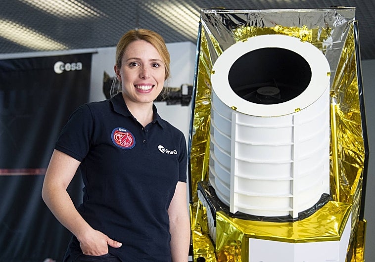 La cosmóloga Guadalupe Cañas junto a una recreación de la nave Euclid, en la sede de ESAC