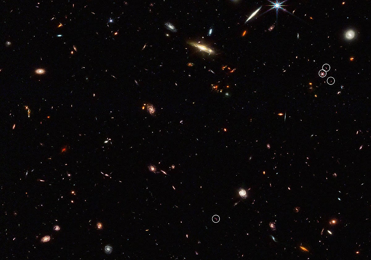 En la imagen del Webb, uno de los primeros filamentos de la telaraña cósmica. Las 10 galaxias que lo forman aparecen rodeadas por ocho círculos. En dos de esos círculos hay dos galaxias