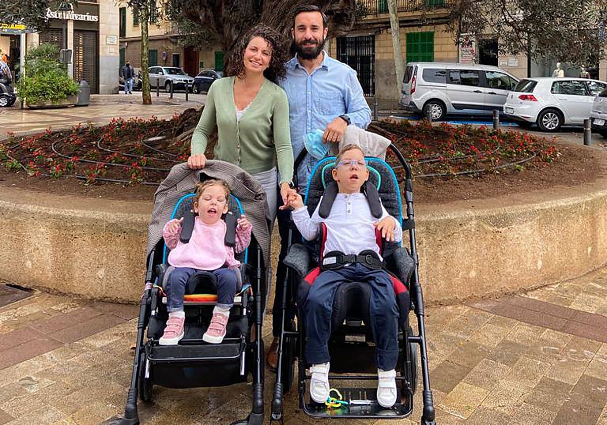 Maite y Daniel, con sus hijos Irene y Tomás (fallecido en 2022)