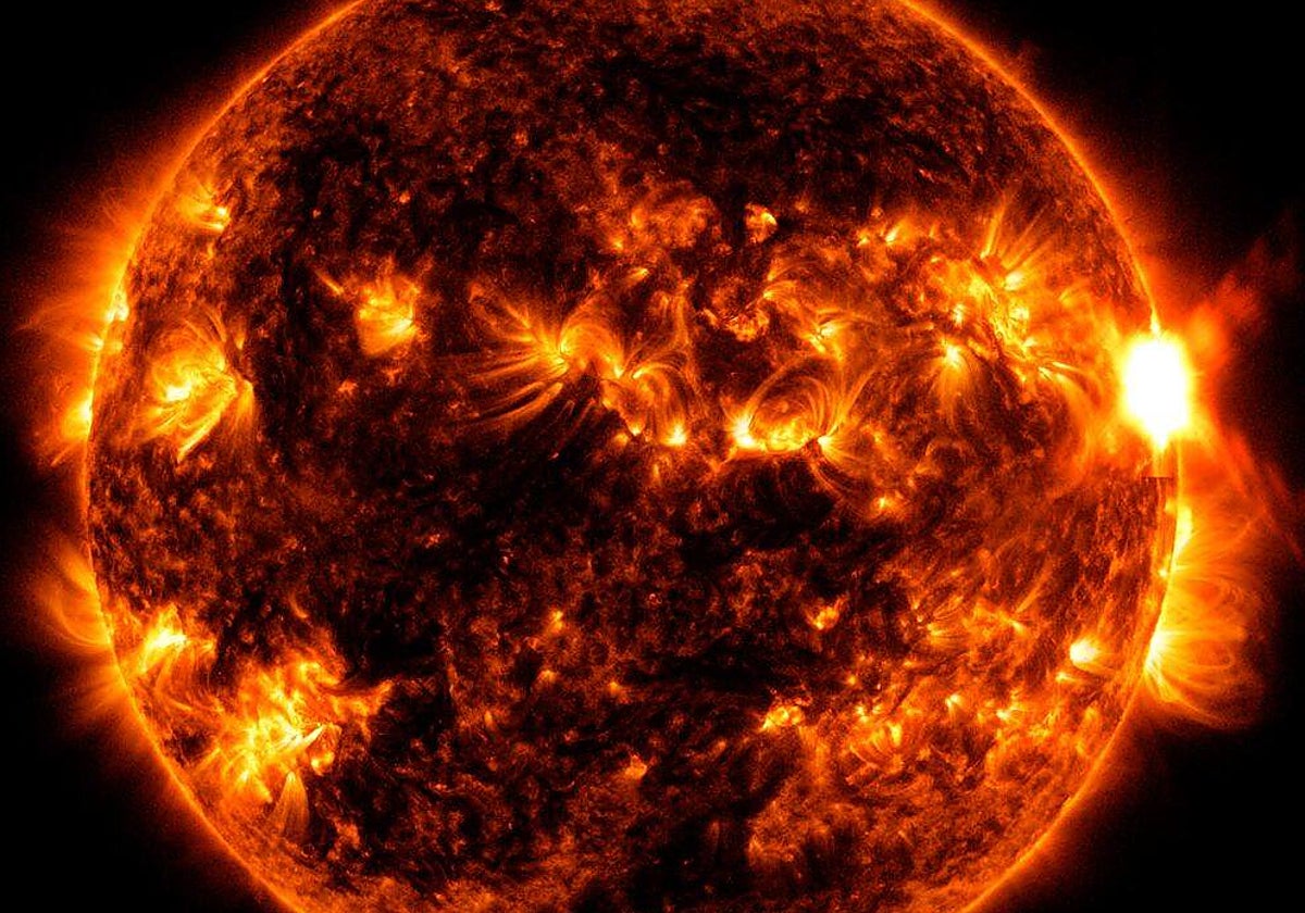 El Observatorio de Dinámica Solar de la NASA capturó esta imagen de una llamarada solar, como se ve en el destello brillante de la derecha, el 5 de agosto de 2023