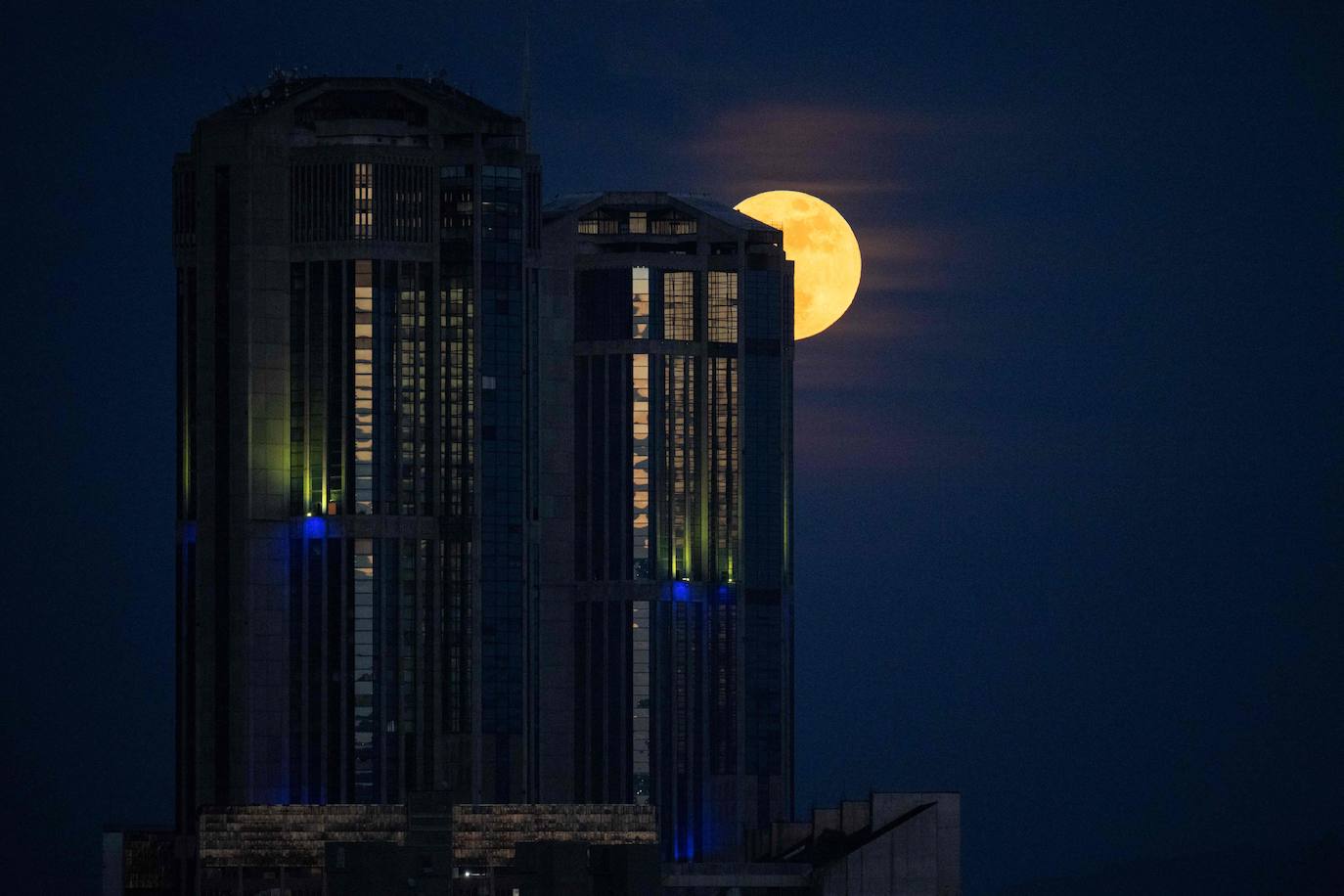 La Superluna Azul sale por detrás de las torres del Parque Central de Caracas, Venezuela