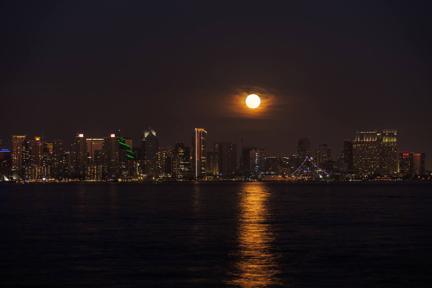 La Superluna Azul se eleva sobre la ciudad de San Diego, California, EE.UU.