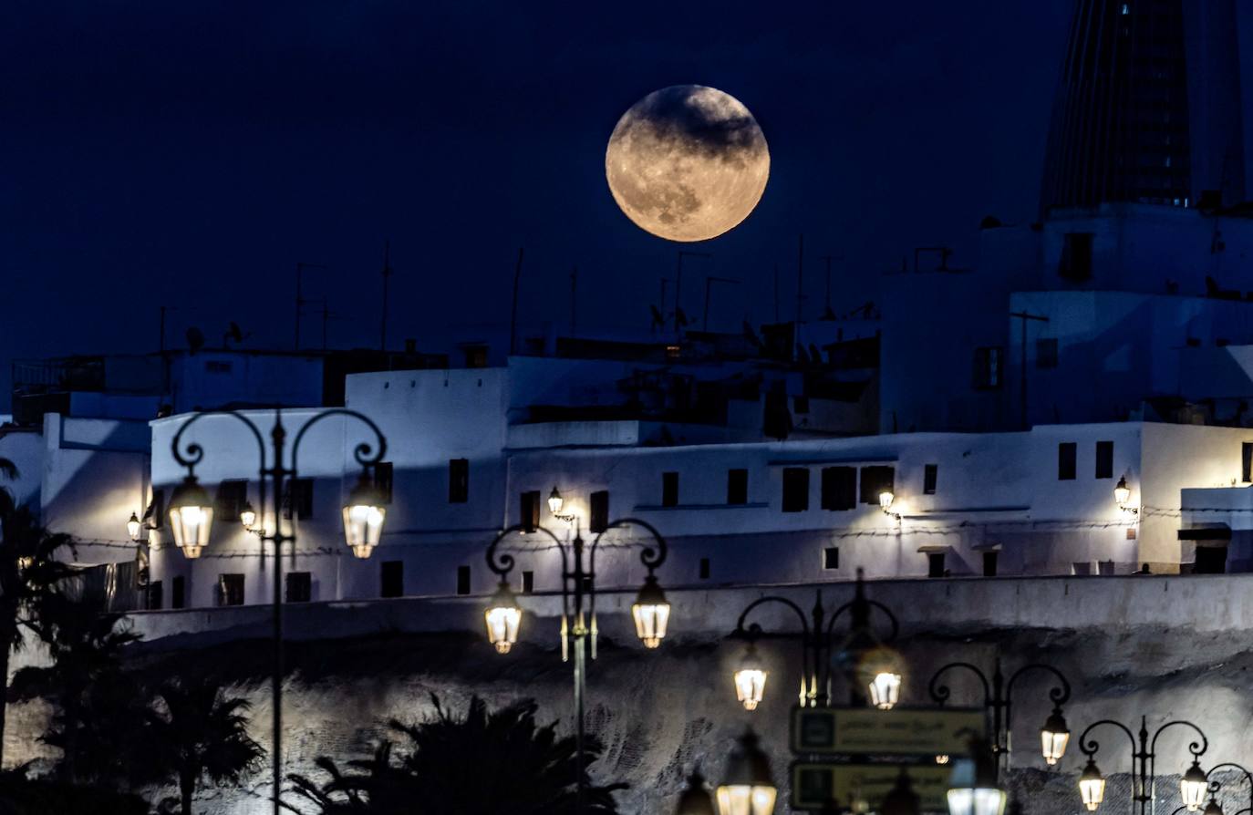 La Superluna Azul sale en la ciudad de Rabat, Marruecos