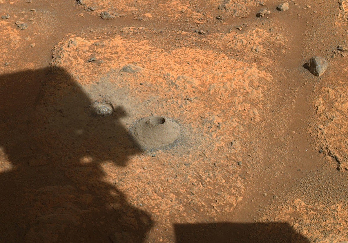 Esta imagen tomada por el rover Perseverance de la NASA en Marte el 6 de agosto de 2021 muestra el agujero perforado en una roca para recolectar una muestra
