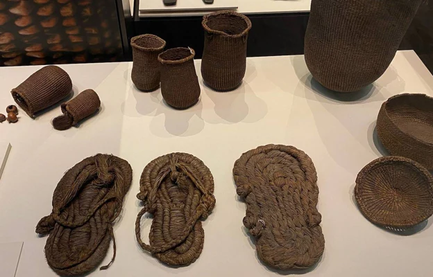 Les paniers mésolithiques, au fond, et les sandales néolithiques, au premier plan, exposés au MAN