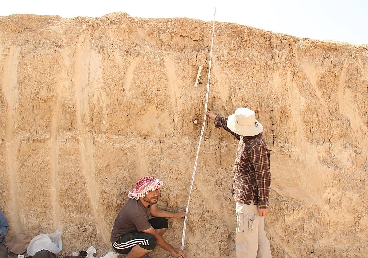 Los investigadores toman muestras para llevar a cabo la datación por luminiscencia