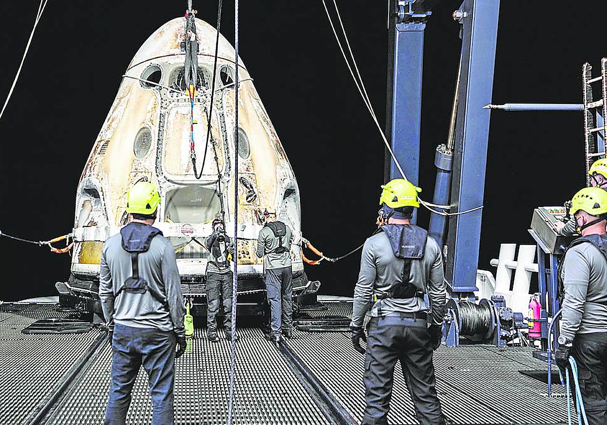 Operarios de SpaceX trabajando en la nave Crew Dragon