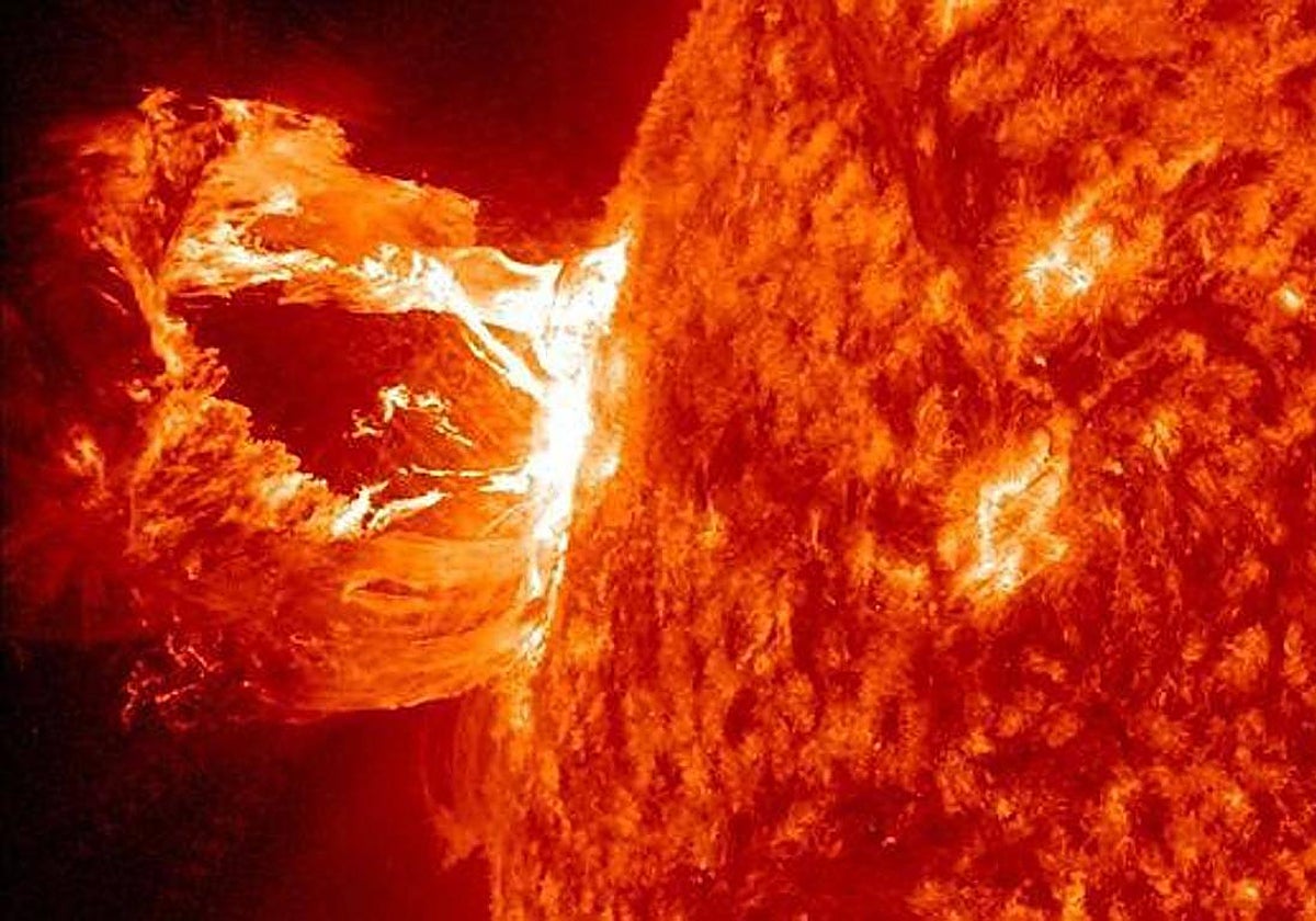 Eyección coronal de masa emergiendo del Sol