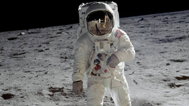 Imagen real de uno de los astronautas del Programa Apolo sobre la superficie lunar