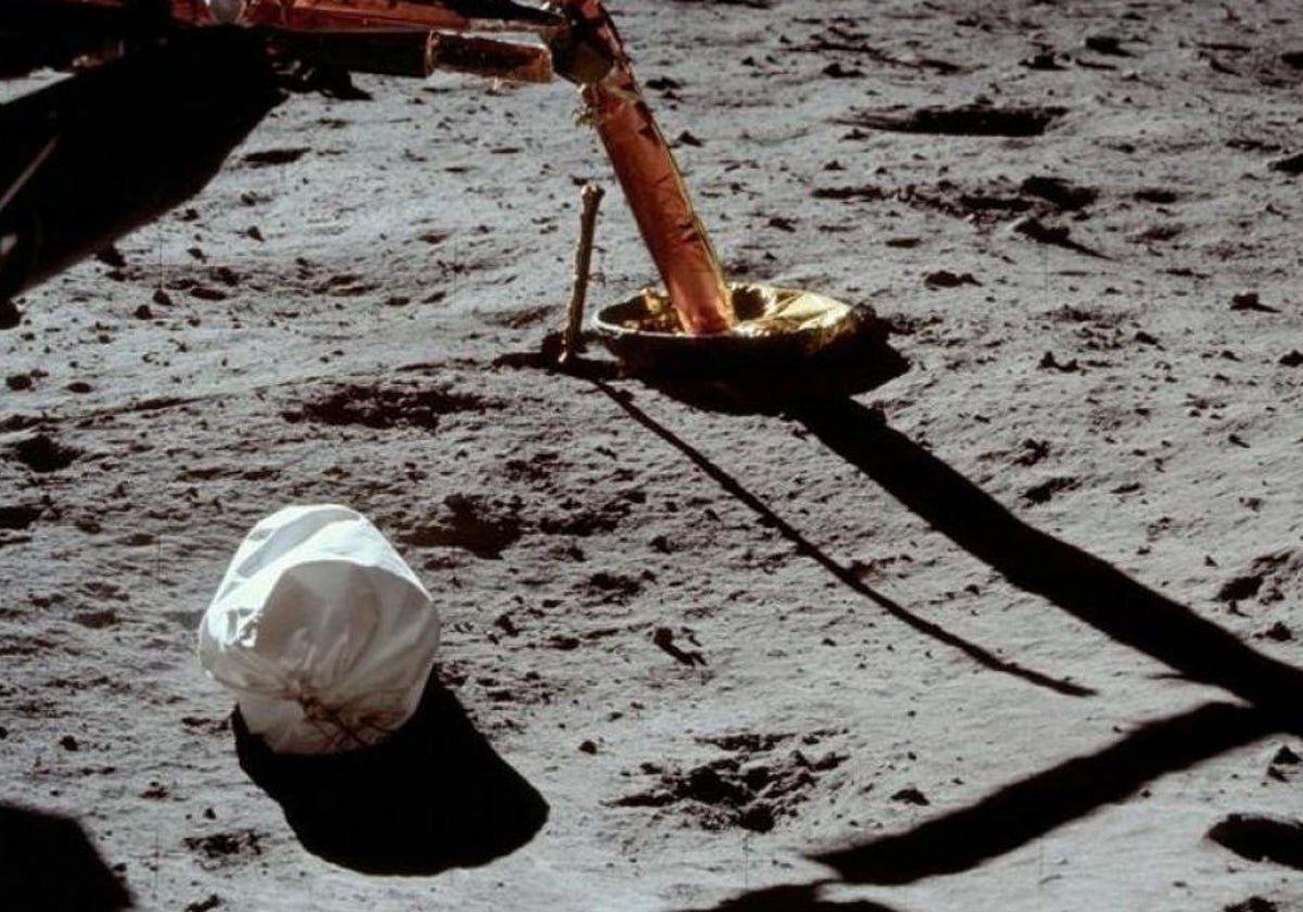 Esta bolsa de basura fue la primera fotografía tomada por Neil Armstrong tras aterrizar en la Luna en la misión Apolo 11 el16 de julio de 1969