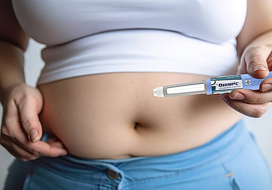 Una mujer se inyecta Ozempic