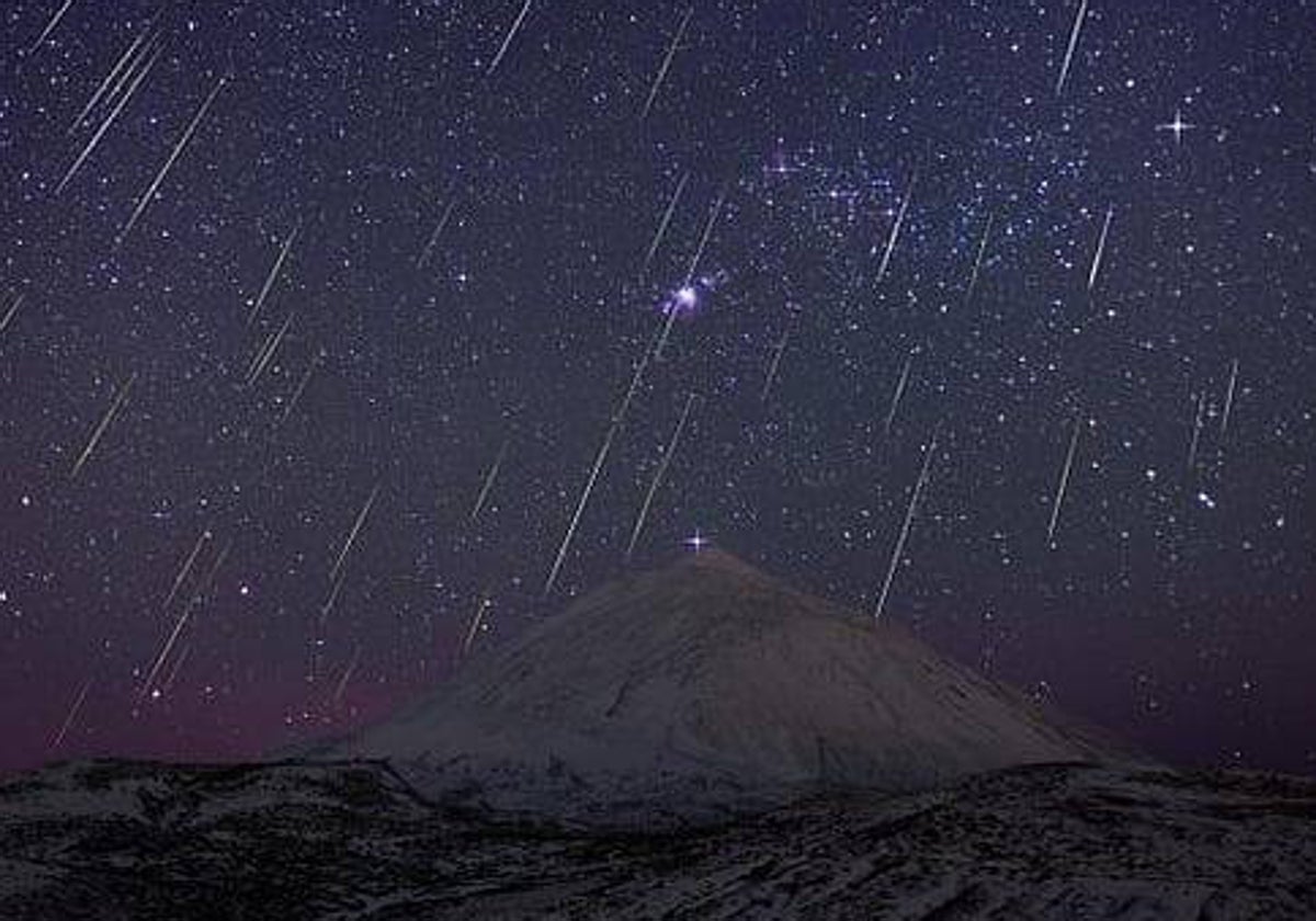 Composición de la lluvia de estrellas fugaces Gemínidas sobre el Teide, en Tenerife