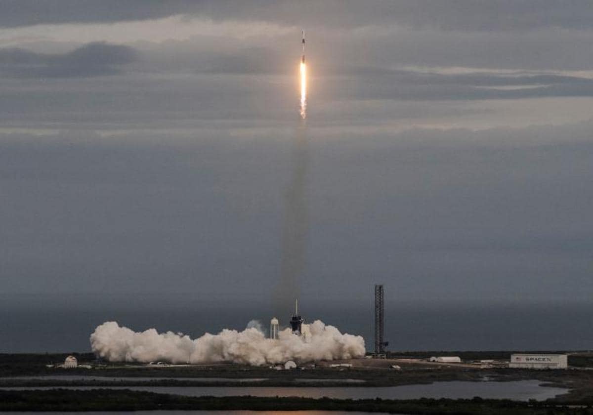 Un cohete SpaceX Falcon 9 se lanza desde la plataforma LC-39A durante la Misión Axiom Tres (Ax-3) en Florida