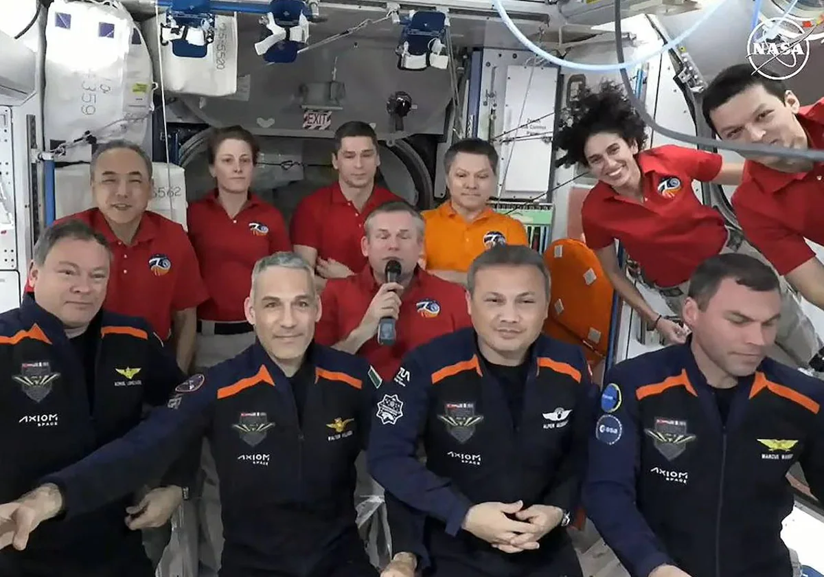 Los miembros de la misión Axiom 3, comandada por Miguel López-Alegría (izquierda abajo), dentro de la ISS