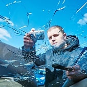 ¿Por qué el impacto de una piedra puede romper la ventana del coche?
