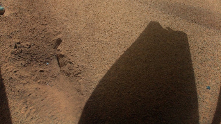 La sombra de una de las palas del rotor de Ingenuity dañadas durante el aterrizaje