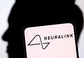 Elon Musk dice que el primer paciente con un chip en el cerebro controla el ratón del ordenador con la mente