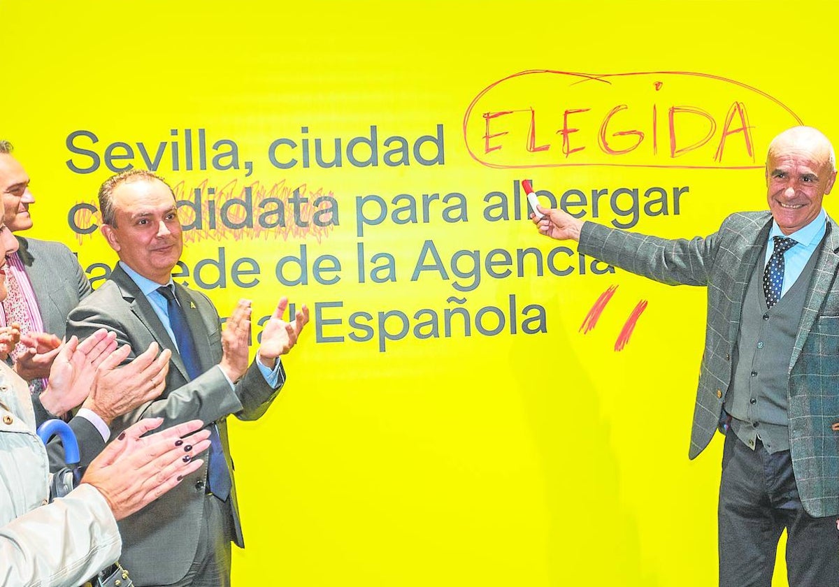 El alcalde Antonio Muñoz durante el anuncio de Sevilla como sede de la Agencia Espacial Española